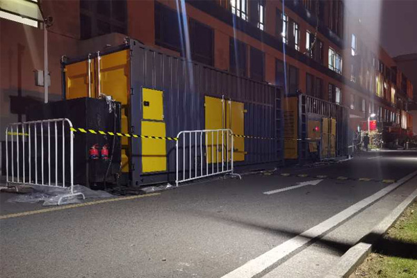 大连柴油发电机组的输出电压是如何调节的？